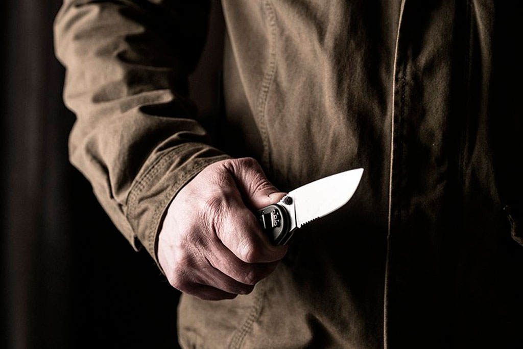 Uso de armas brancas, como facas, pode ser agravante na punição - Foto: Freepik

 