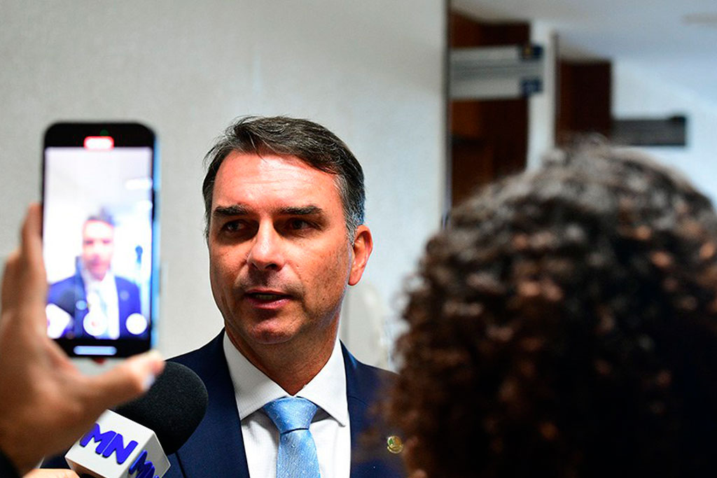Autor do projeto, Flávio Bolsonaro (PL-RJ), lembra que o furto de celular atinge também a privacidade e integridade emocional das vítimas - Foto: Edilson Rodrigues/Agência Senado