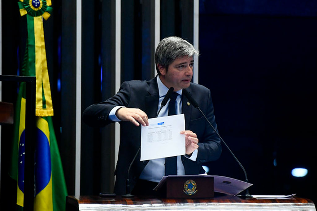 À tribuna em discurso, senador Carlos Portinho (PL-RJ) - Foto: Marcos Oliveira/Agência Senado