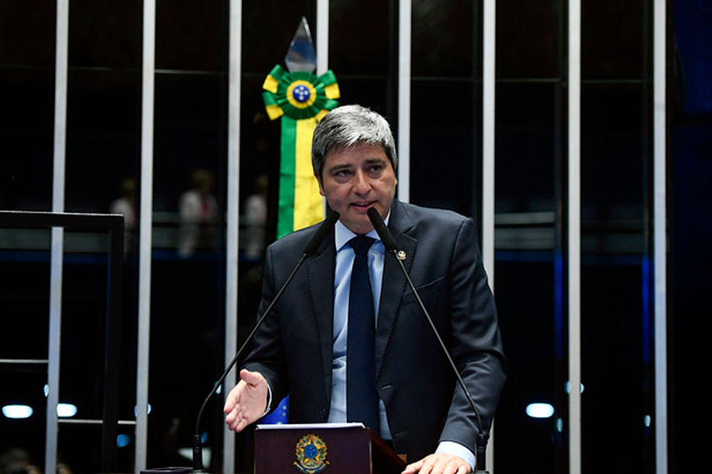 Em discurso, à tribuna, senador Carlos Portinho (PL-RJ) - Foto: Marcos Oliveira/Agência Senado