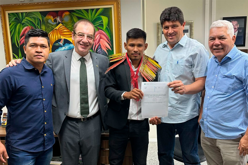 Prefeito de Sidrolândia, Rodrigo Basso (PL-MS) e o cacique Romatiezer Alcântara, o deputado estadual Neno Razuk (PL-MS) - Foto: divulgação/Assessoria de Imprensa do deputado