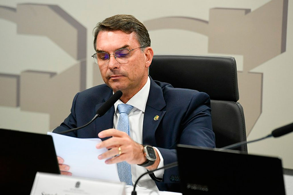 Presidente da CSP, senador Flávio Bolsonaro (PL-RJ), apresentou texto alternativo ( substitutivo) ao que veio da Câmara – Foto: Jefferson Rudy/Agência Senado