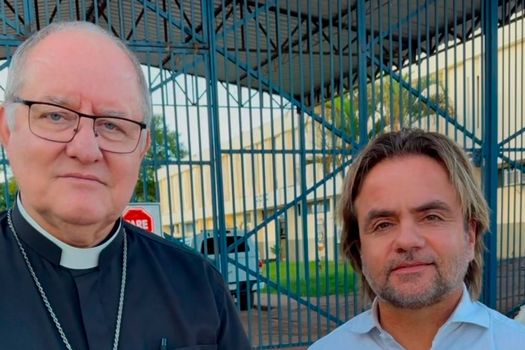 Deputado Eros Biondini (PL-MG) e Dom Adair clamam por justiça e anistia em frente ao presídio da Colmeia - Foto: divulgação/Assessoria de Imprensa do Deputado