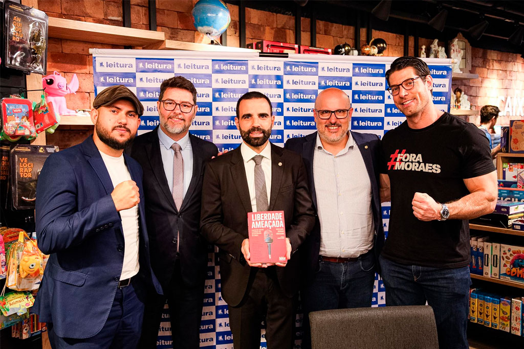 Autores Pedro Pôncio, Gustavo Lopes, deputado Rodrigo Lorenzoni(PL/RS) e Marco Antônio Costa com o deputado Thiago Manzoni(PL/DF) – Foto: Rodrigo Savedra