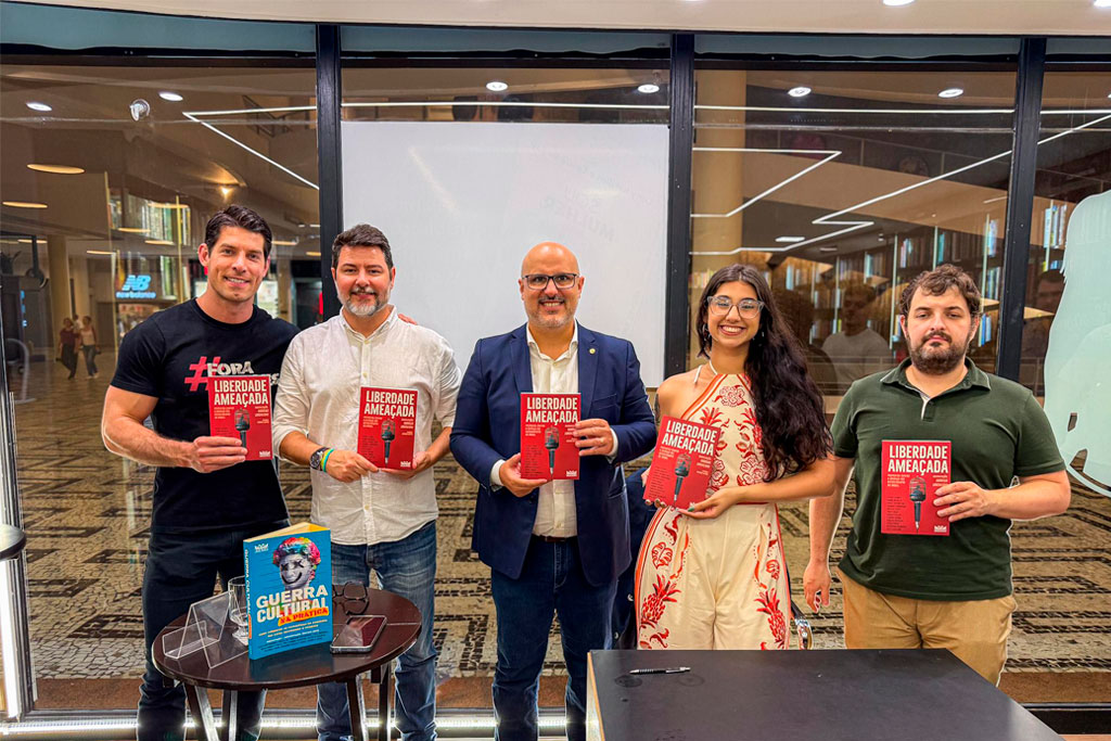 Rodrigo Lorenzoni e autores de capítulos de Liberdade Ameaçada autografam livro em São Paulo - Foto: Rodrigo Savedra