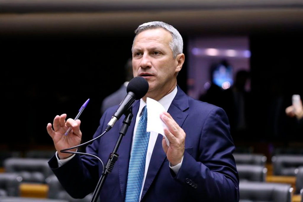 O relator, deputado Sanderson (PL-RS) recomendou a aprovação da proposta - Foto: Kayo Magalhães/Câmara dos Deputados