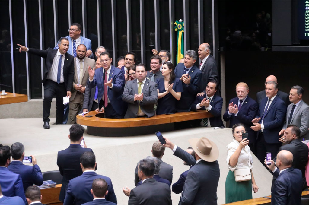 Líder do PL na Cãmara dos Deputados, Sóstenes Cavalcante (PL-RJ), cobra votação imediata da anistia, critica atuação do STF e promete: “O Parlamento fará o que a Corte não faz”- Foto: reprodução/Agência Câmara de Notícias