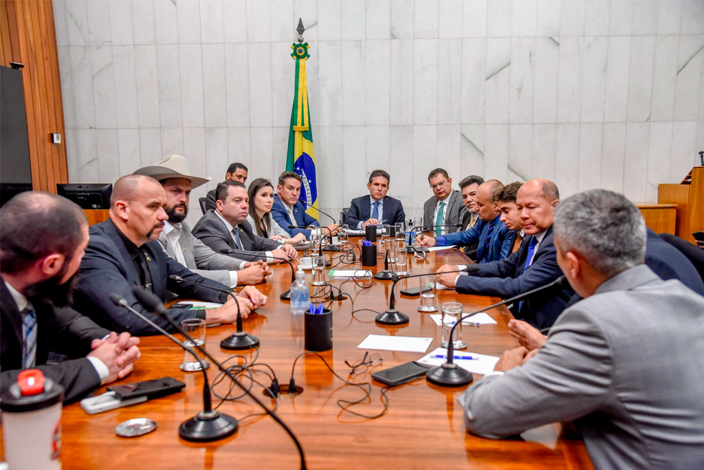 Rodolfo Nogueira (PL-MS), Carol De Toni (PL-SC) e Zucco (PL-RS) pressionam Motta para pautar ratificação de terras de fronteira – Foto: divulgação/Agência Câmara de Notícias