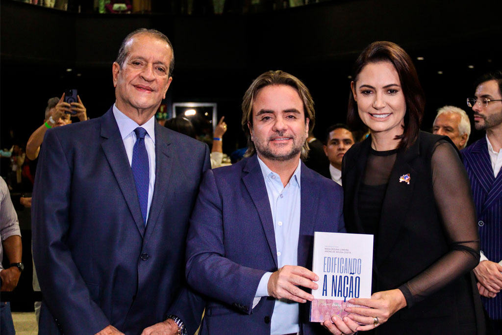 Presidente do PL, Valdemar Costa Neto, Eros Biondini (PL-MG) e a Presidente do PL Mulher, Michelle Bolsonaro - Foto: Pedro Teixeira/PL