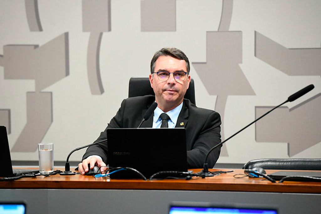 À mesa, presidente da CSP, senador Flávio Bolsonaro (PL-RJ), conduz reunião - Foto: Carlos Moura/Agência Senado