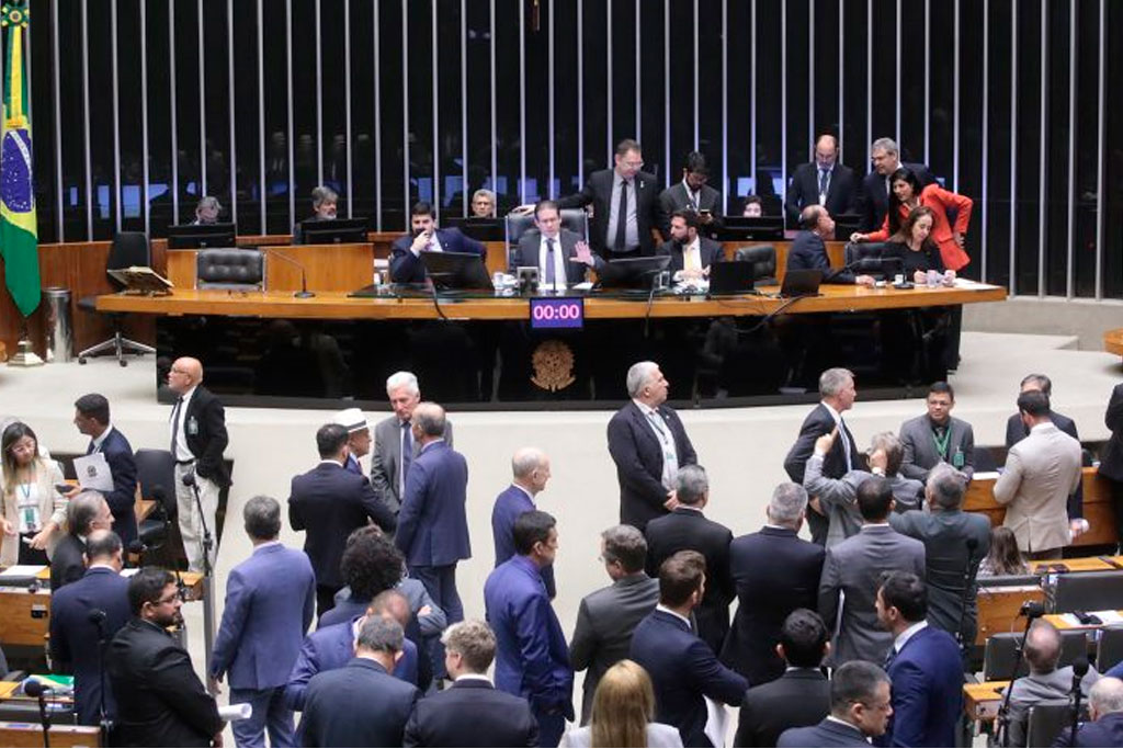 “Vergonha desse desgoverno”, diz Sóstenes Cavalcante em defesa de urgência para projeto que impede alta do IOF - Foto: divulgação/Agência Câmara de Notícias