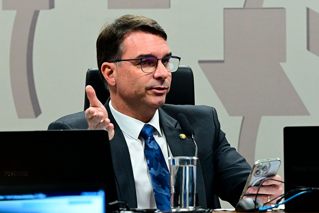 Presidente da comissão e relator do projeto, Flávio Bolsonaro (PL-RJ) ampliou as categorias beneficiadas pela indenização - Foto: Geraldo Magela/Agência Senado