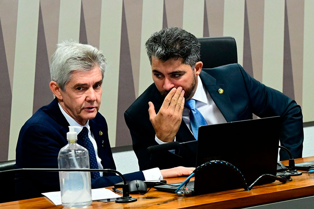 Presidente da CI, Marcos Rogério (PL-RO) (à dir.) fala com Jaime Bagattoli (PL-RO) – Foto: Geraldo Magela/Agência Senado