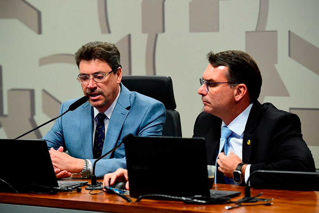 O autor do projeto, Senador Wilder Morais (PL-GO), e o relator e presidente da CSP, Senador Flávio Bolsonaro (PL-RJ), na reunião desta terça – Foto: Saulo Cruz/Agência Senado