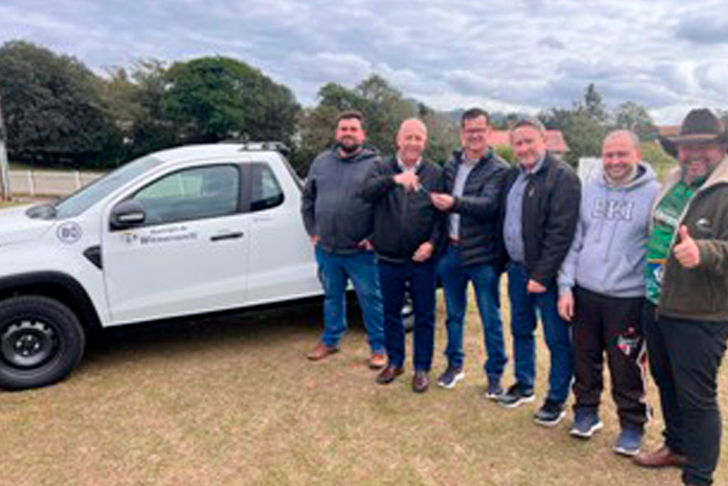 Oscar Gutz (PL-SC) entrega veículo zero km para fortalecer a agricultura de Witmarsum - Foto: divulgação/Agência ALESC