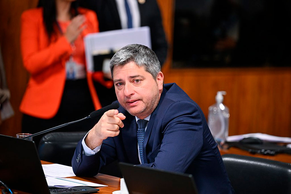 Senador Carlos Portinho (PL-RJ) disse que projeto incrementa 'participação cidadã' na apuração de crimes – Foto: Edilson Rodrigues/Agência Senado