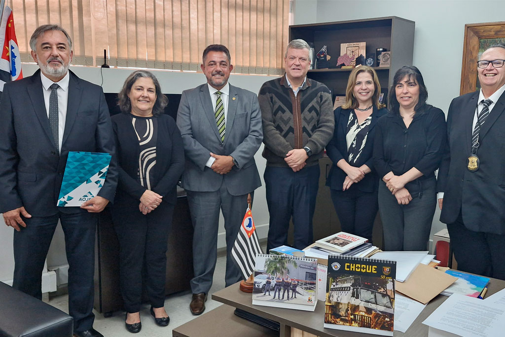 Deputado Estadual Danilo Balas (PL-SP), a diretoria da Associação dos Oficiais de Justiça do Estado de São Paulo (AOJESP) e o Secretário de Administração Penitenciária, Marcello Streifinger - Foto: Jonathas Ventura