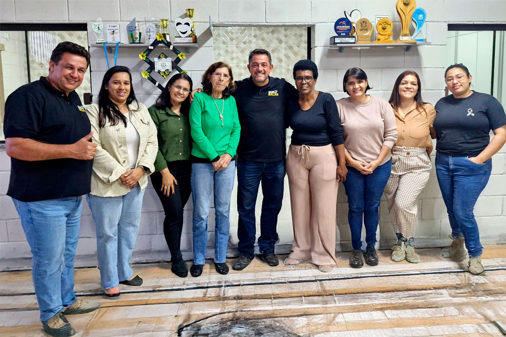 Da esquerda para a direita: Mauro Trianoski, assessor do Deputado Danilo Balas; Tamara, assistente social; Cláudia, vereadora; Danilo Balas, deputado estadual; Nativi, coordenadora; Jaci, educadora social; Nádia, presidente da APAE; Alexandra, psicopedagoga; Leonara, educadora social - Foto: Jonathas Ventura
