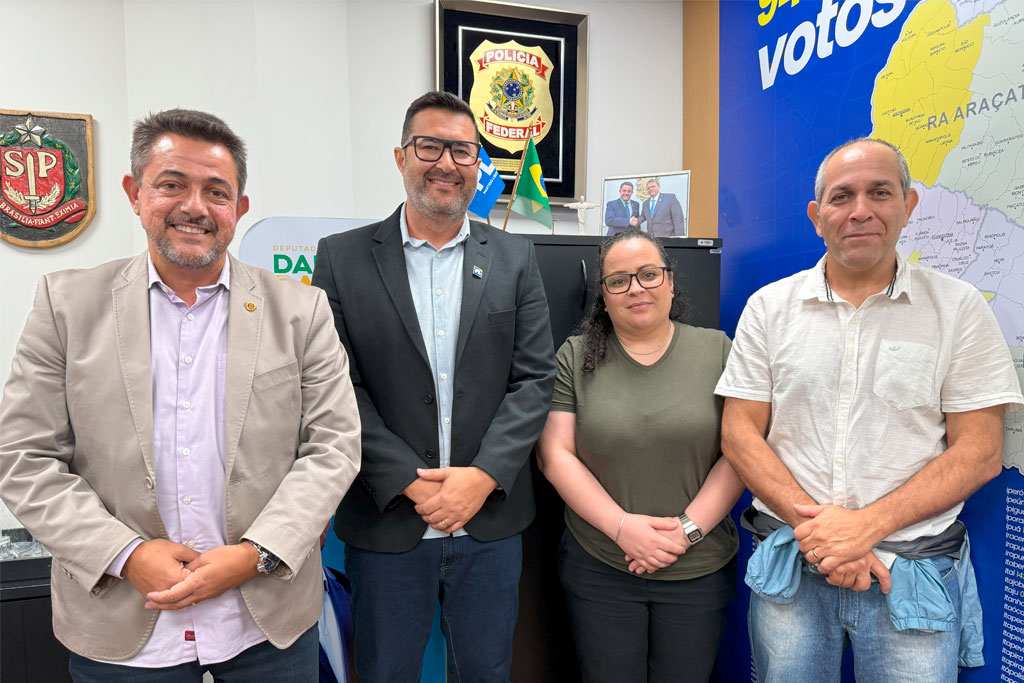 Vereador da cidade de Cruzeiro, Carlos Eduardo Avelar, realiza reunião com o Deputado Danilo Balas para levar representantes da ADAMC, entidade que realiza trabalho social com crianças, adolescentes e adultos na área do esporte – Foto: divulgação/ Assessoria de Imprensa - Deputado Danilo Balas