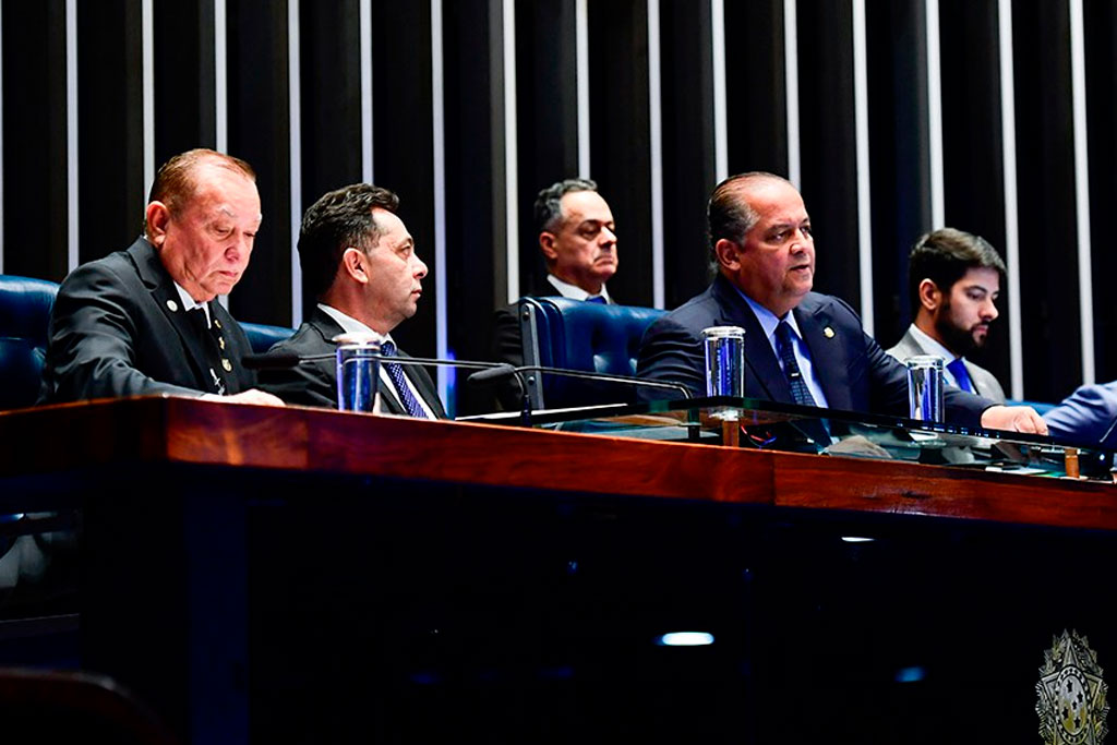 Autor do requerimento para a sessão, o senador Eduardo Gomes (2° à dir.) presidiu os trabalhos – Foto: Saulo Cruz/Agência Senado