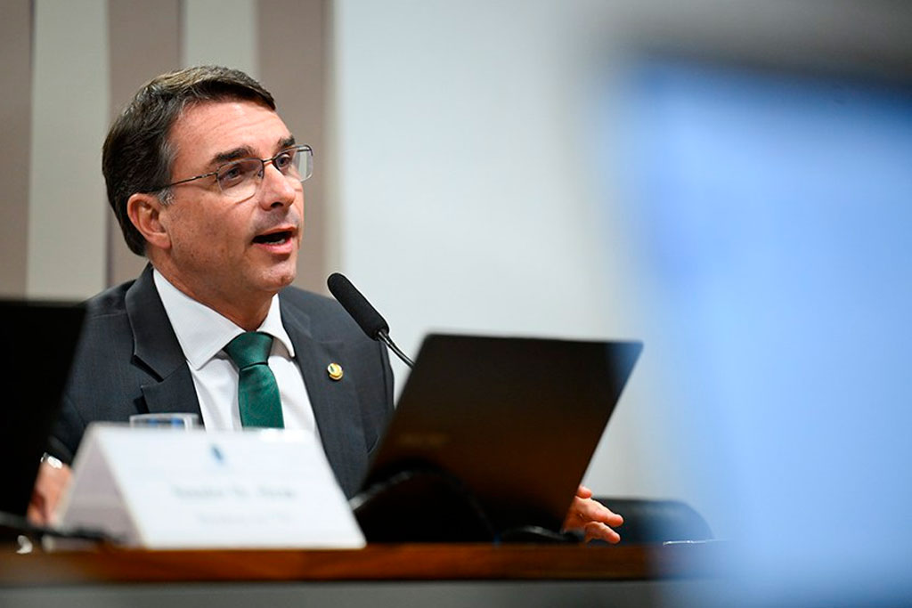Senador Flávio Bolsonaro (PL-RJ) é relator da proposta, que cita denúncias de má gestão e problemas financeiros na estatal - Foto: Andressa Anholete/Agência Senado