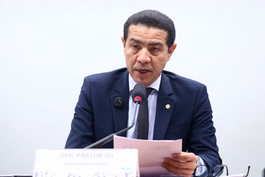 O relator, deputado Pastor Gil (PL-MA): medida contribui para a eficiência e a segurança do ambiente escolar – Foto: Vinicius Loures/Câmara dos Deputados
