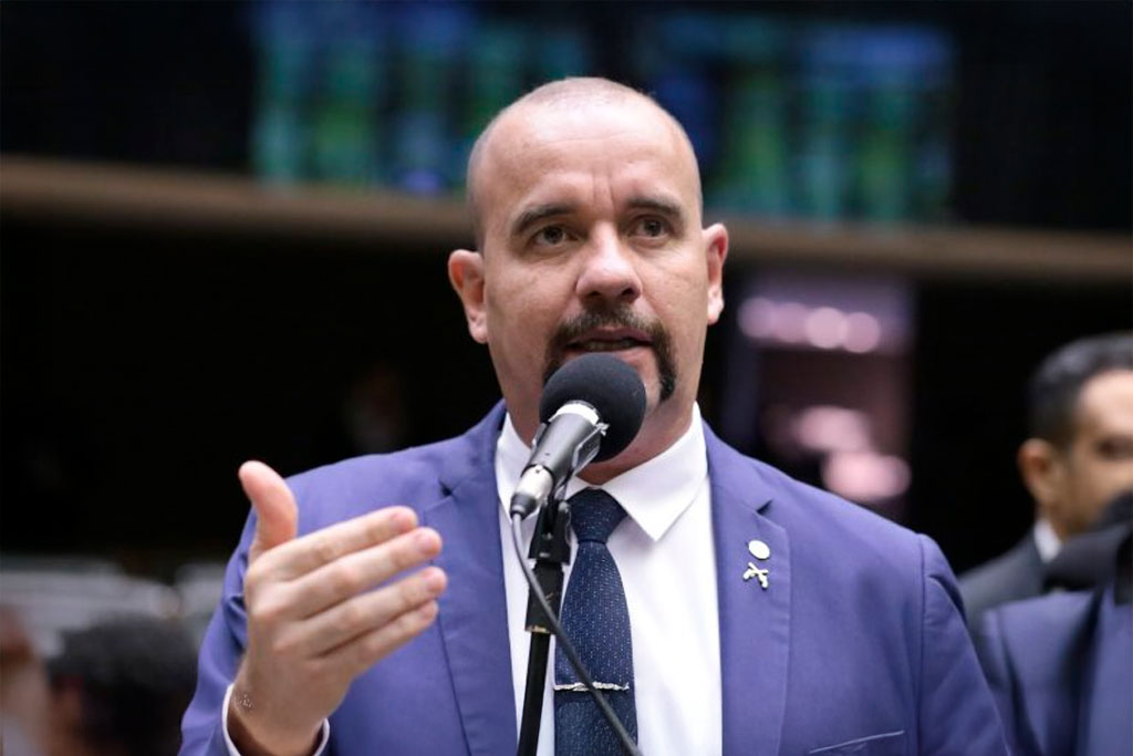 O relator, deputado Sargento Gonçalves (PL-RN) ampliou o texto para garantir equiparação das características técnicas das armas – Foto: Kayo Magalhães / Câmara dos Deputados
