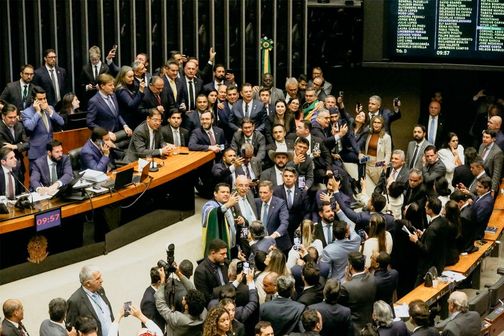 Líder do PL, deputado Sóstenes Cavalcante (PL-RJ), classificou como “dia histórico” a votação do requerimento de urgência para o projeto de anistia aos condenados pelos atos de 8 de janeiro - Foto: Thales Marques/PL no Congresso
