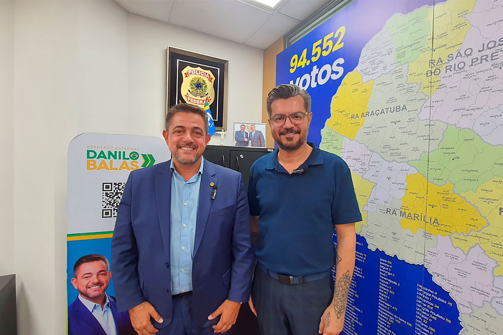 Deputado Danilo Balas (PL-SP) com o Secretário de Cultura de Porto Ferreira, Carlos Alberto Damas – Foto: Jonathas Ventura