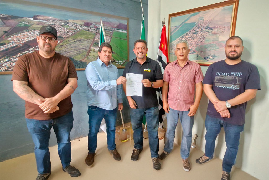 Rafael Ramos; Prefeito Joel; Deputado Danilo Balas (PL-SP); Vice-Prefeito José Sabino; e Matheus, morador da cidade - Foto: Jonathas Ventura