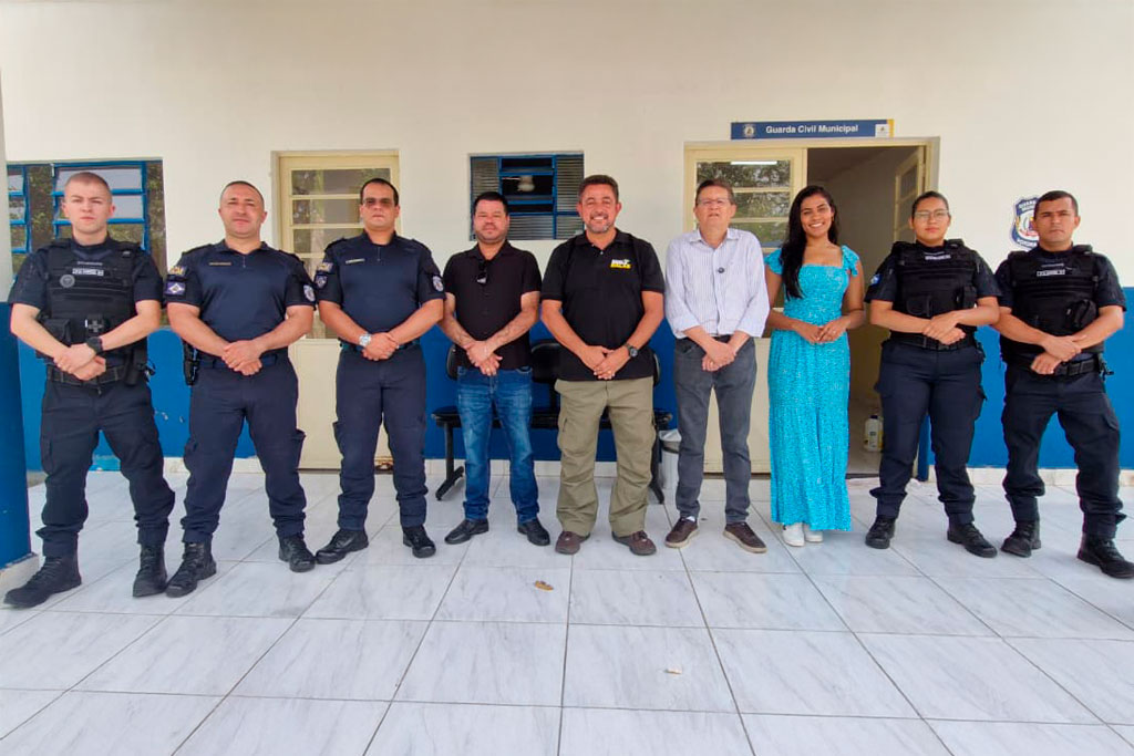 Da esquerda para a direita 2 Cl Fabrício, Sub Vanderlei, Cmt romano, Vereador Daniel da Farmácia, Danilo Balas (PL-SP), Vereador Pastor Luiz Carlos, GCM 1ª Classe Renata Moraes, 2cl Ana Laura, e 2cl Martins - Foto: Jonathas Ventura