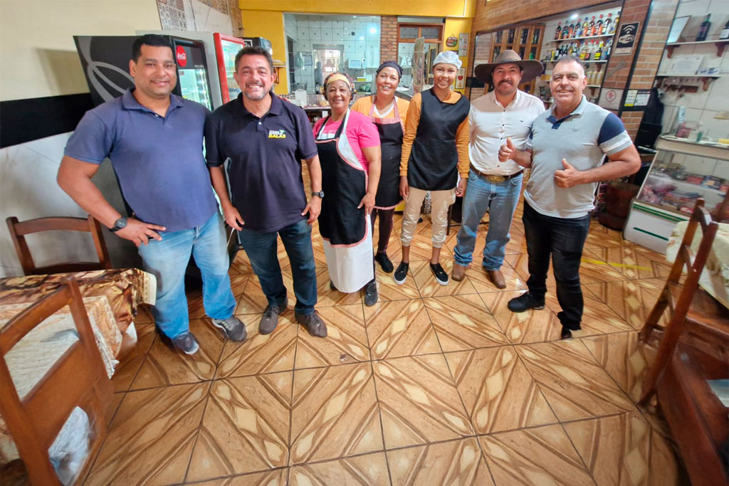 Da esquerda para a direita: Jairo, Deputado Estadual Danilo Balas (PL-SP), Adriana, Mirian, Rihanna, Vice-prefeito Alessandro e o apoiador Reginaldo - Foto: Jonathas Ventura