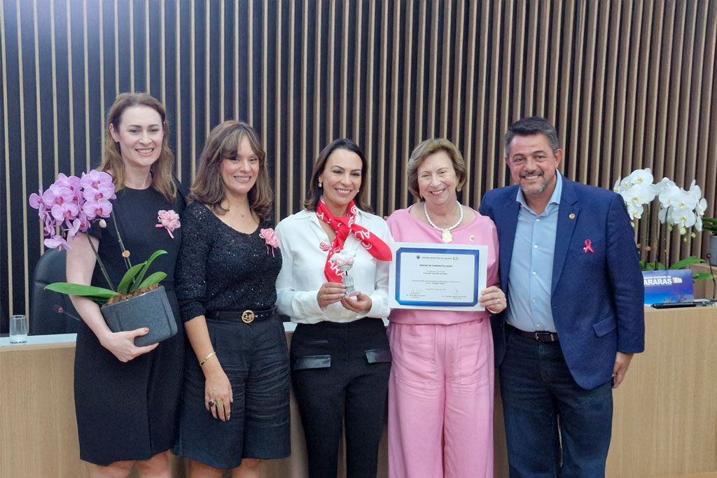 Durante a solenidade, Fernanda Favaretto de Balas foi nomeada embaixadora da ALARA em reconhecimento ao trabalho social que desenvolve em prol das mulheres - Foto: Jonathas Ventura