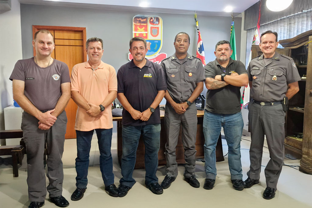 Da esquerda para a direita: Major Baralli (SCmt); Major Lozano; Deputado Estadual Danilo Balas; Tenente-Coronel Nazário (Comandante do Batalhão); Major Calazans (Assessor do Deputado Danilo Balas); e Major Sampaio (Coordenador Operacional do Batalhão)- Foto: Jonathas Ventura