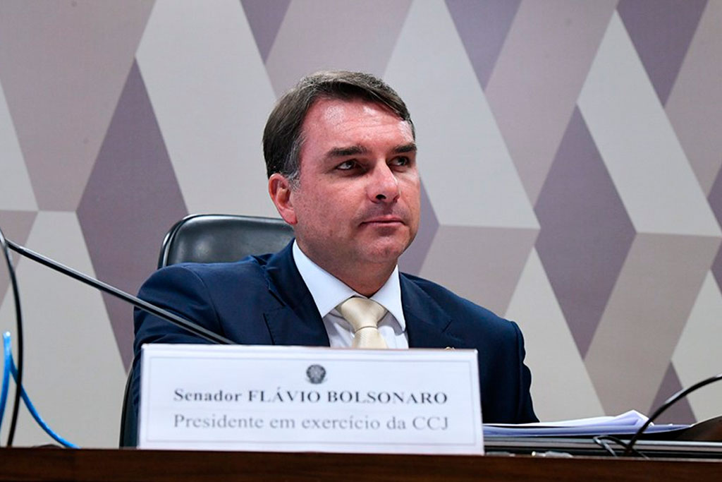 O senador Flávio Bolsonaro (PL-RJ) apresentou um texto alternativo ao projeto do senador Fabiano Contarato – Foto: Edilson Rodrigues/Agência Senado