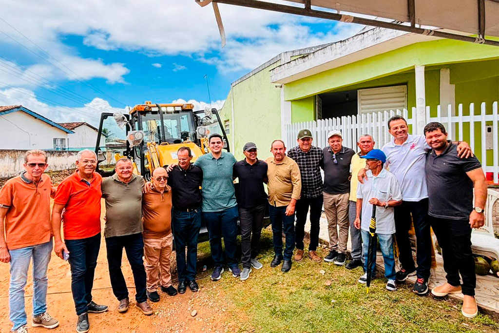 Deputado Ícaro de Valmir reforça apoio aos municípios do Agreste com entrega de retroescavadeira e recursos para pavimentação de povoados em Campo do Brito - Foto: divulgação/Assessoria de Imprensa do Deputado