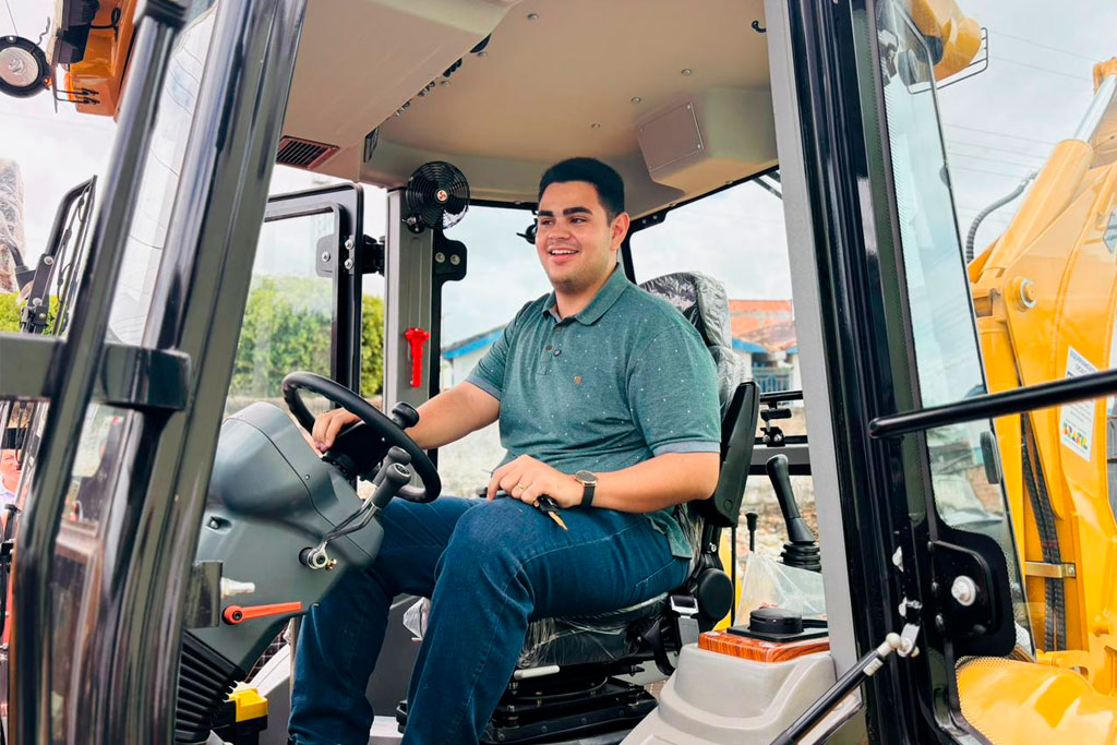 Deputado Ícaro de Valmir reforça apoio aos municípios do Agreste com entrega de retroescavadeira e recursos para pavimentação de povoados em Campo do Brito - Foto: divulgação/Assessoria de Imprensa do Deputado