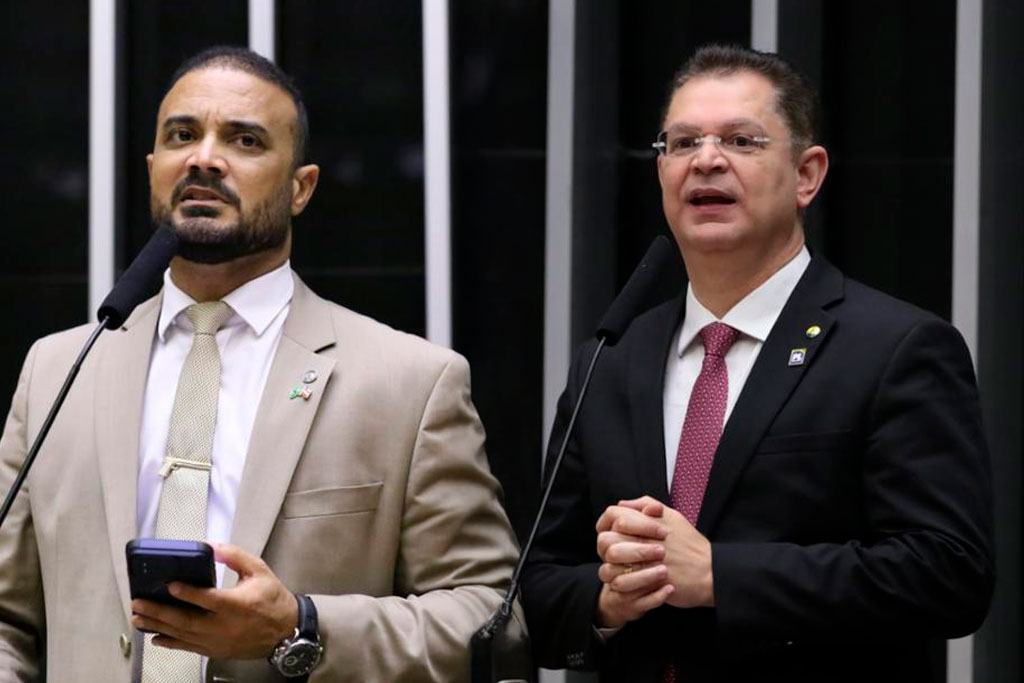 O vice-líder da oposição, deputado Capitão Alden (PL-BA) e o líder do PL, deputado Sóstenes Cavalcante (RJ) - Foto: divulgação/Agência Câmara de Notícias