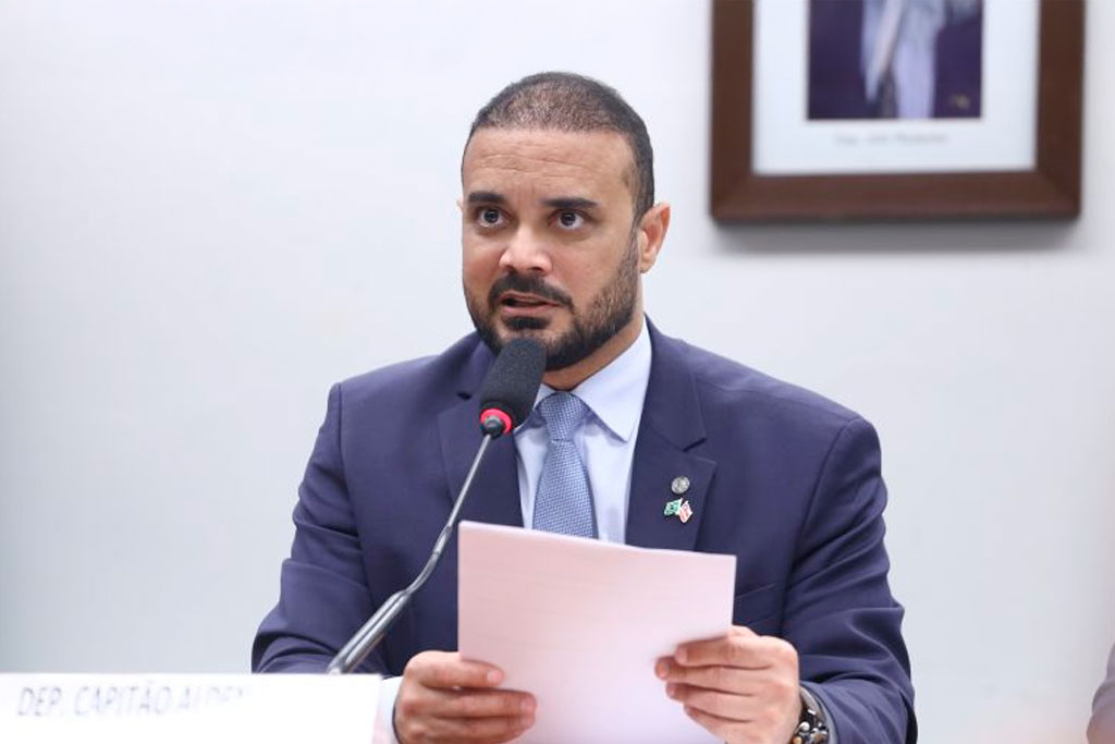O relator, deputado Capitão Alden (PL-BA) reuniu trechos de duas propostas no parecer aprovado – Foto: Vinicius Loures / Câmara dos Deputados