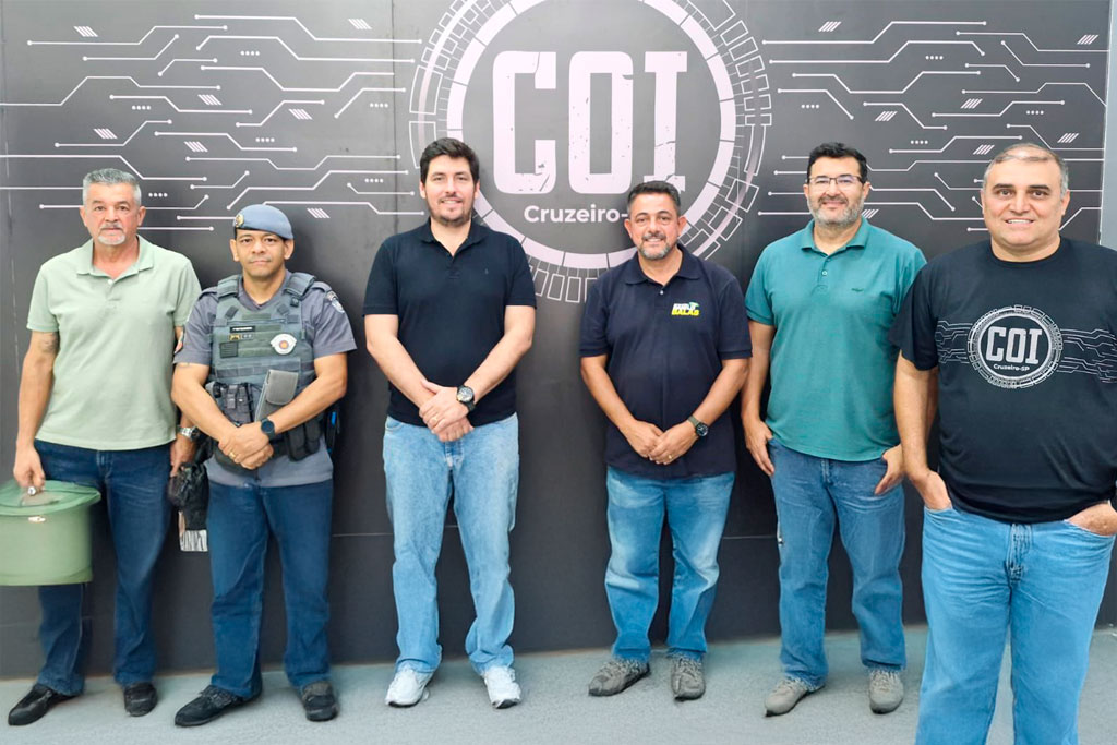 Da direito para a esquerda: João Evangelista, servidor público da Câmara Municipal; Tenente PM Moreno, comandante da 4ª Companhia da Polícia Militar; Prefeito Kleber Silveira; Deputado Danilo Balas (PL-SP); Vereador Carlos Avelar de Barros (PL-SP); e Leandro Santiago, subsecretário de Segurança Pública e coordenador da Defesa Civil de Cruzeiro - Foto: Jonathas Ventura