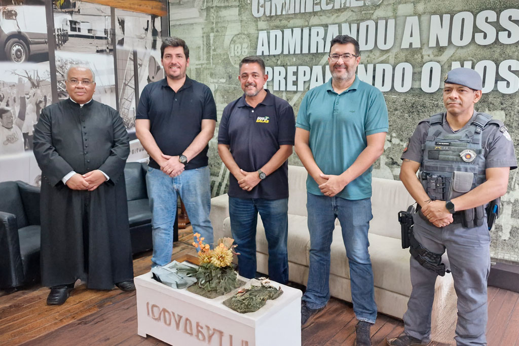 Da esquerda para a direita: Padre Rivelino Nogueira, Prefeito Kleber Silveira, Deputado Danilo Balas (PL-SP), Vereador Eduardo Avelar (PL-SP) e Tenente PM Moreno, Comandante da 4ª Companhia do BPM/I - Foto: Jonathas Ventura
