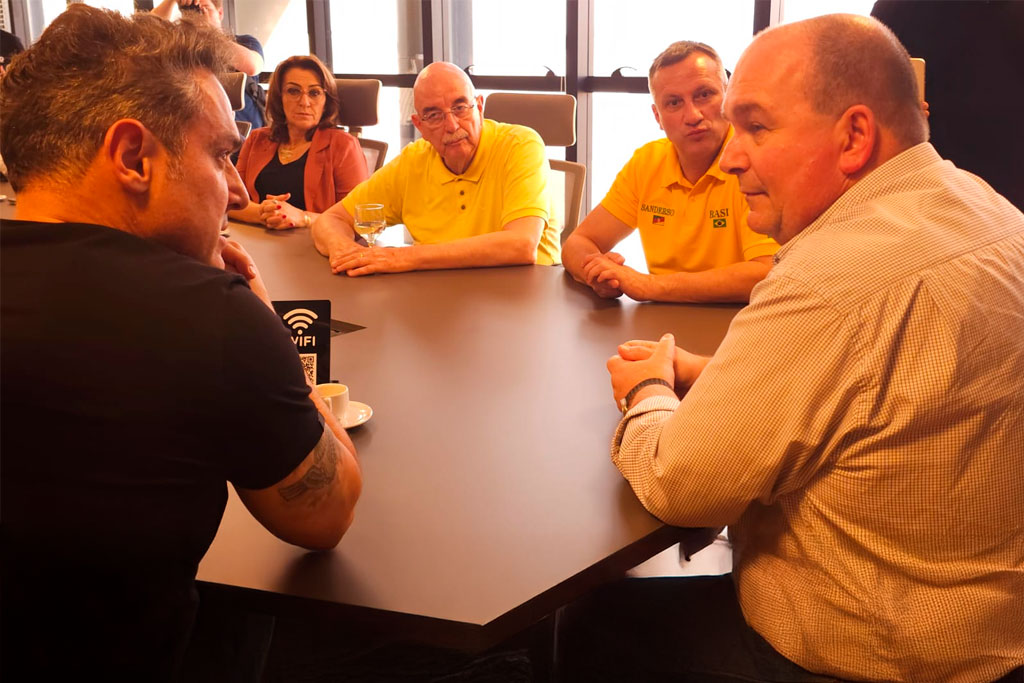 Os deputados federais Osmar Terra (PL-RS), Zucco (PL-RS), Sanderson (PL-RS) e suplente de deputada estadual, Vanice de Matos, todos do PL - Foto: divulgação/Assessoria de Imprensa