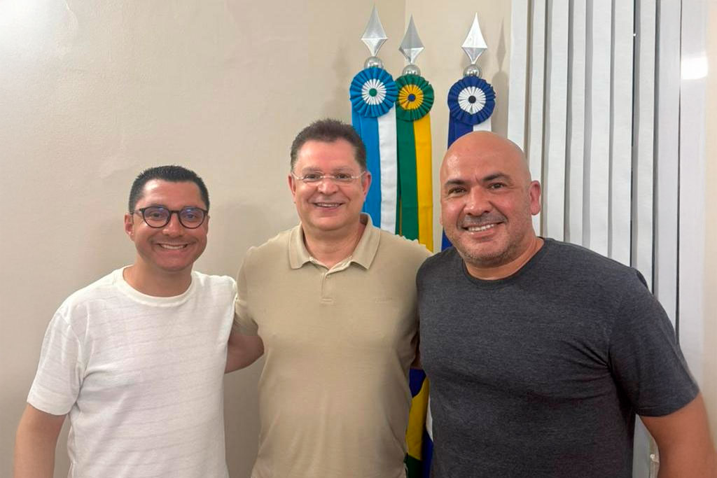 Prefeito Johnny Maicon, Deputado Sóstenes Cavalcante (PL-RJ) e o vice- prefeito Rodrigo Ascoli - Foto: divulgação/Assessoria de Imprensa do Deputado'
