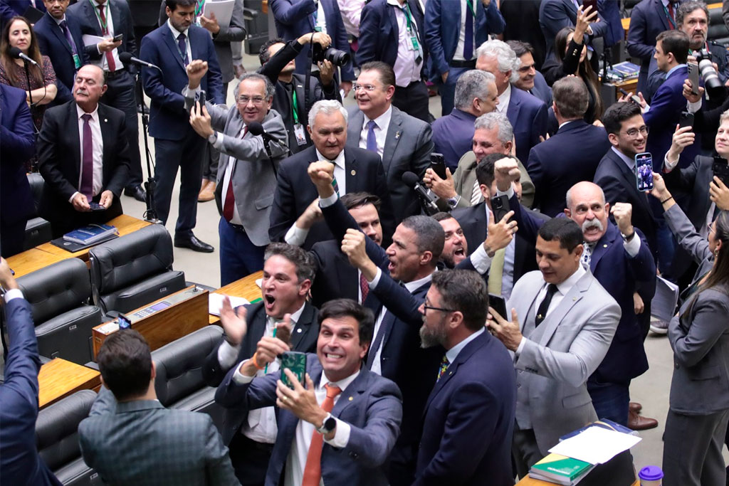 Sóstenes Cavalcante (PL-RJ) celebra vitória na Câmara com aprovação de texto que endurece combate ao crime organizado - Foto: divulgação/Agência Câmara de Notícias