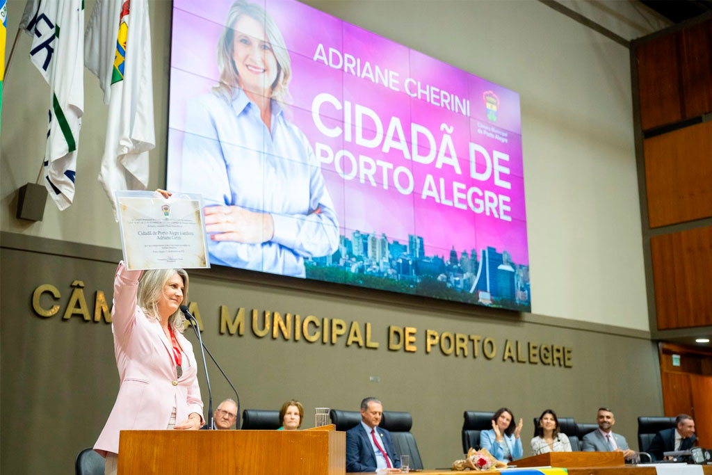 Em sessão lotada, presidente do PL Mulher RS, Adriane Cherini, é homenageada com título de Cidadã Porto-Alegrense - Fonte: Assessoria de Imprensa 
