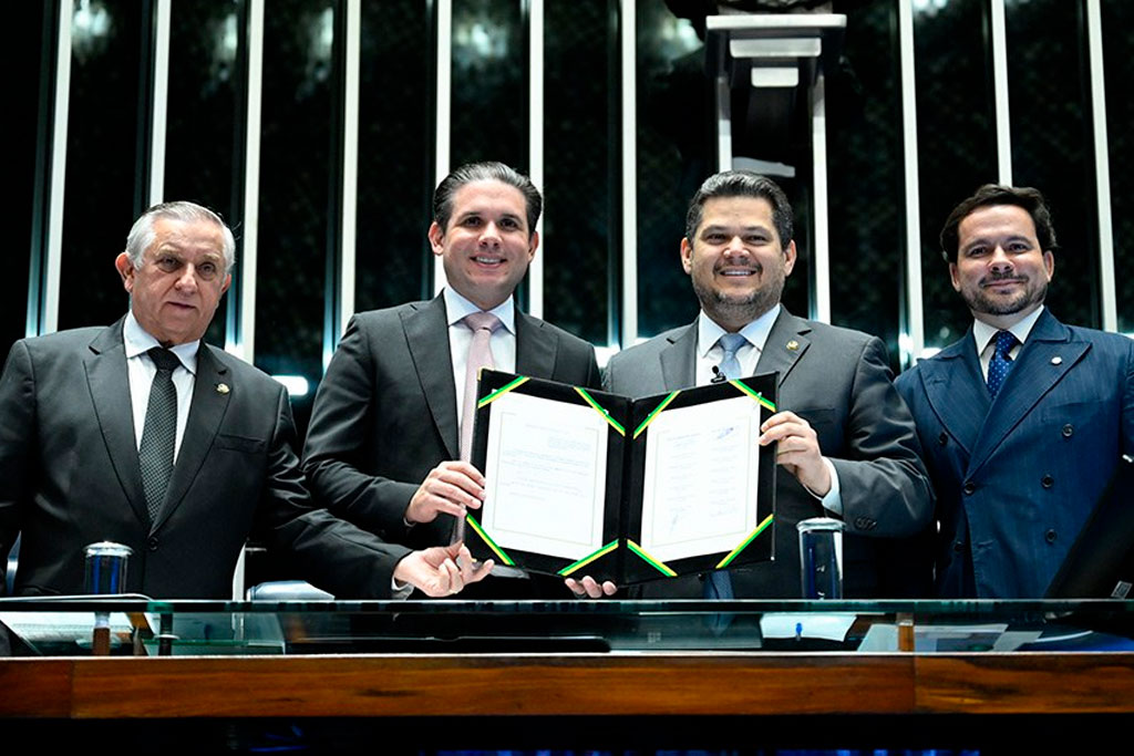Izalci Lucas (PL-DF), Hugo Motta, Davi Alcolumbre e o deputado Capitão Alberto Neto (PL-AM), autor da proposta de emenda – Foto: Andressa Anholete/Agência Senado