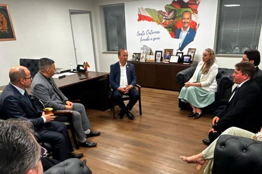 Deputada Daniela (PL-SC) acompanha vereadores de Xanxerê em audiência com o governador Jorginho Mello (PL-SC) - Foto: divulgação/Assessoria de Imprensa