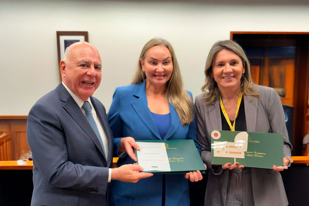 Deputada Daniela entrega Prêmio Mérito Agropecuário em homenagem a Aury Luiz Bodanese - Foto: divulgação/Assessoria de Imprensa