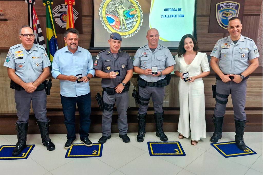 Da esquerda para a direita: Tenente-Coronel PM Júlio Martins Junior, Deputado Danilo Balas (PL-SP), Tenente-Coronel Pezato, Primeiro-Sargento PM Siebre, Denise Rocha, editora do Jornal Cruzeiro do Sul, e Coronel PM Hugo - Foto: Jonathas Ventura