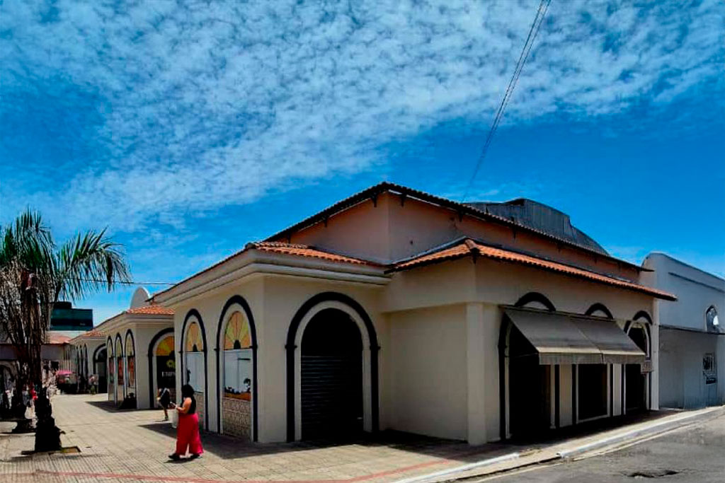 Jonathas Ventura e Fachada do prédio histórico do Mercado Municipal de Guaratinguetá, de 1889 (foto: Rodrigo Roma / Pref. Guaratinguetá)